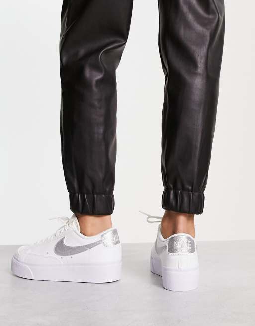 Nike – Blazer – Vita och metalliskt silverfärgade platå-sneakers med låga skaft, 4 av 4
