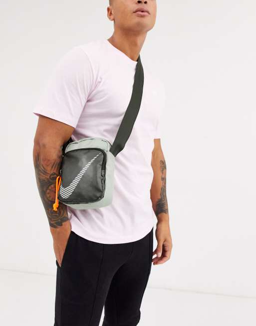 Nike Borsello heritage verde con zip arancione ASOS