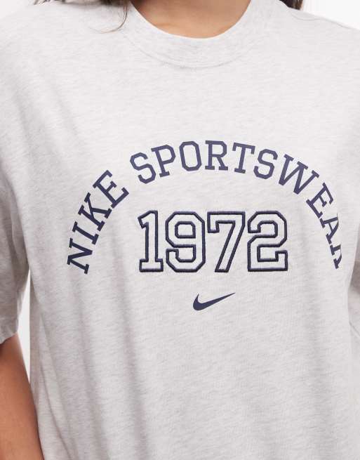 Nike boxy varsity graphic t-shirt in light grey, 2 of 4