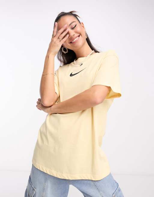 Nike - Boyfriend-T-shirt i bleg vaniljefarve med swoosh-logo