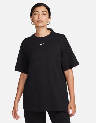 Nike - Boyfriend-T-Shirt in Schwarz mit kleinem Swoosh-Logo