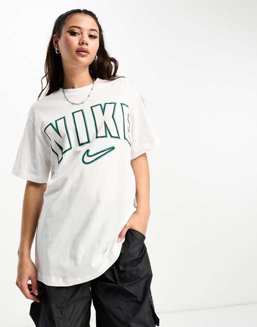 Nike Boyfriend T Shirt in WeiB im College Design ASOS