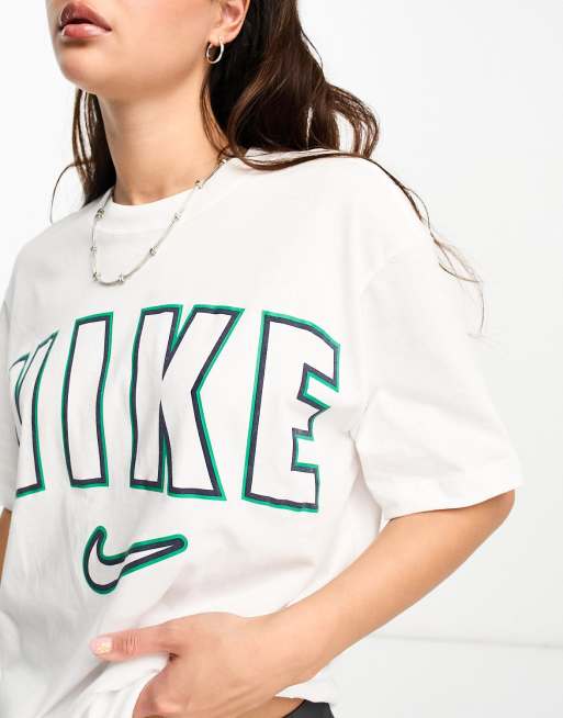 Nike Boyfriend T Shirt in WeiB im College Design ASOS