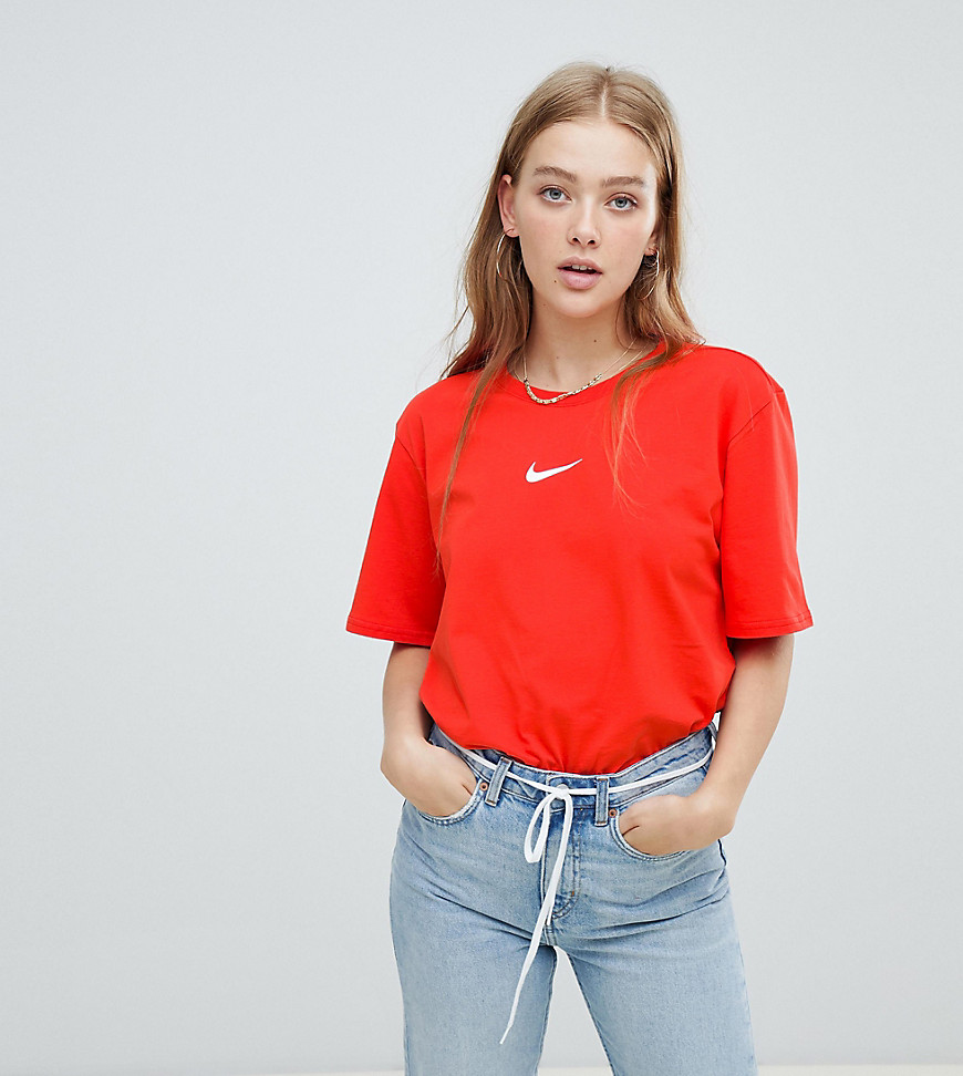 Nike - Boyfriend T-shirt met logo in rood, exclusief bij ASOS