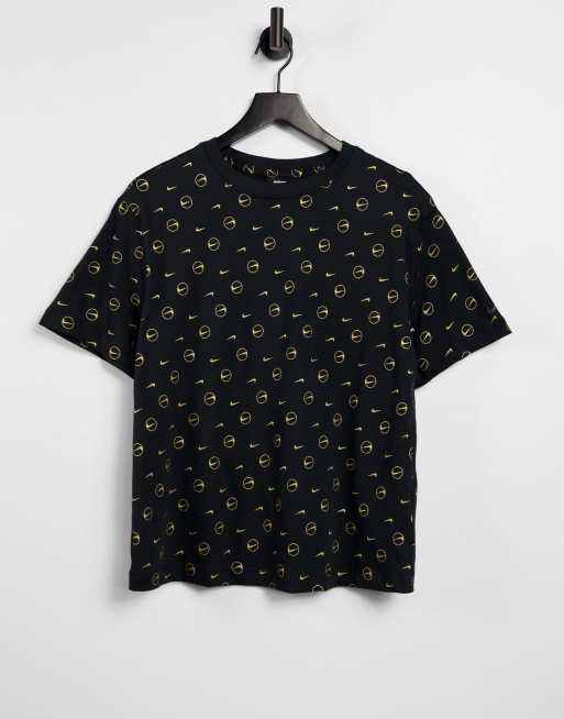 Nike – Boyfriend-T-Shirt mit All-over-Logoprint in Schwarz