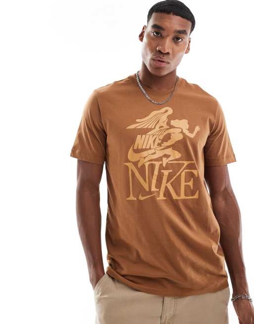 Nike – Brązowy T-shirt z grafiką z motywem zwycięstwa na plecach