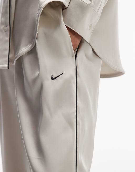Nike - Broek van satijn met wijde pijpen en detail op de tailleband in gebroken wit, 5 van 5