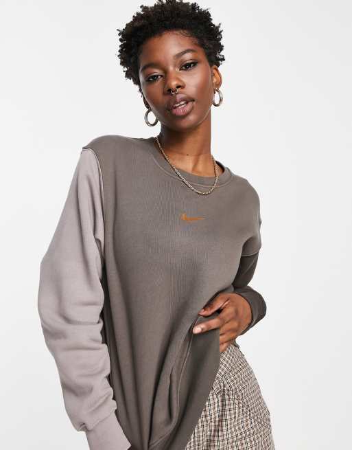 Nike – Brun och neutralt färgad sweatshirt med färgblock och Swoosh-logga i metallic