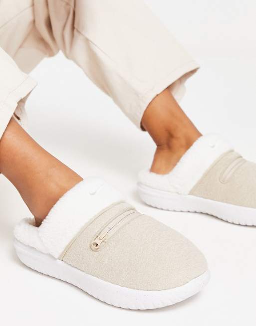 Nike – Burrow – Sandbeige tofflor i teddy