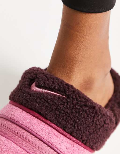 Nike – Burrow – Teddyfell-Hausschuhe in Wüstenbeeren-Rosa, 2 von 4