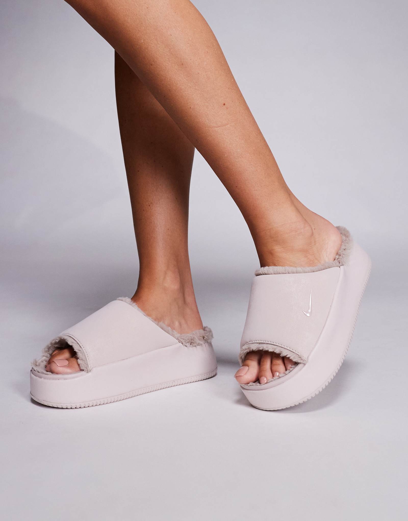 Уютные слипоны на платформе Nike Calm розового цвета