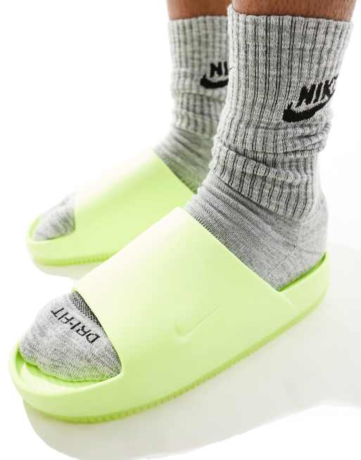 Nike Calm sliders in bright green , 3 of 4