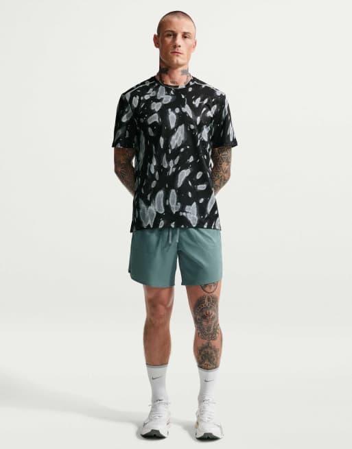 Nike camiseta de running de manga corta con protección UV en negro, 4 de 4