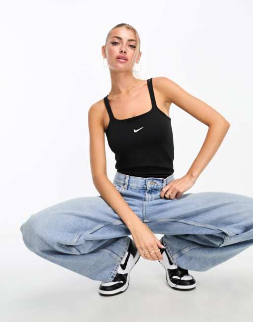 Nike – Camisole-Body in Schwarz mit kleinem Swoosh-Logo