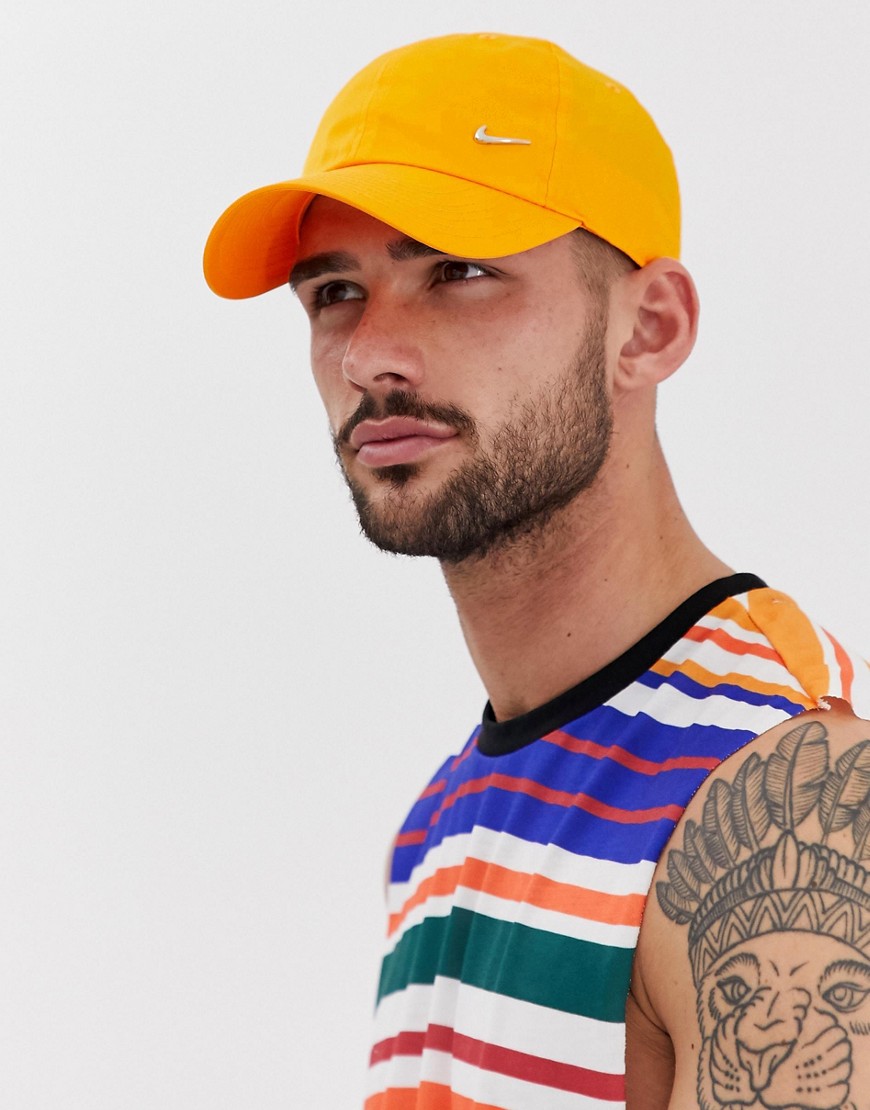 Nike - Cappellino arancione con logo metallico