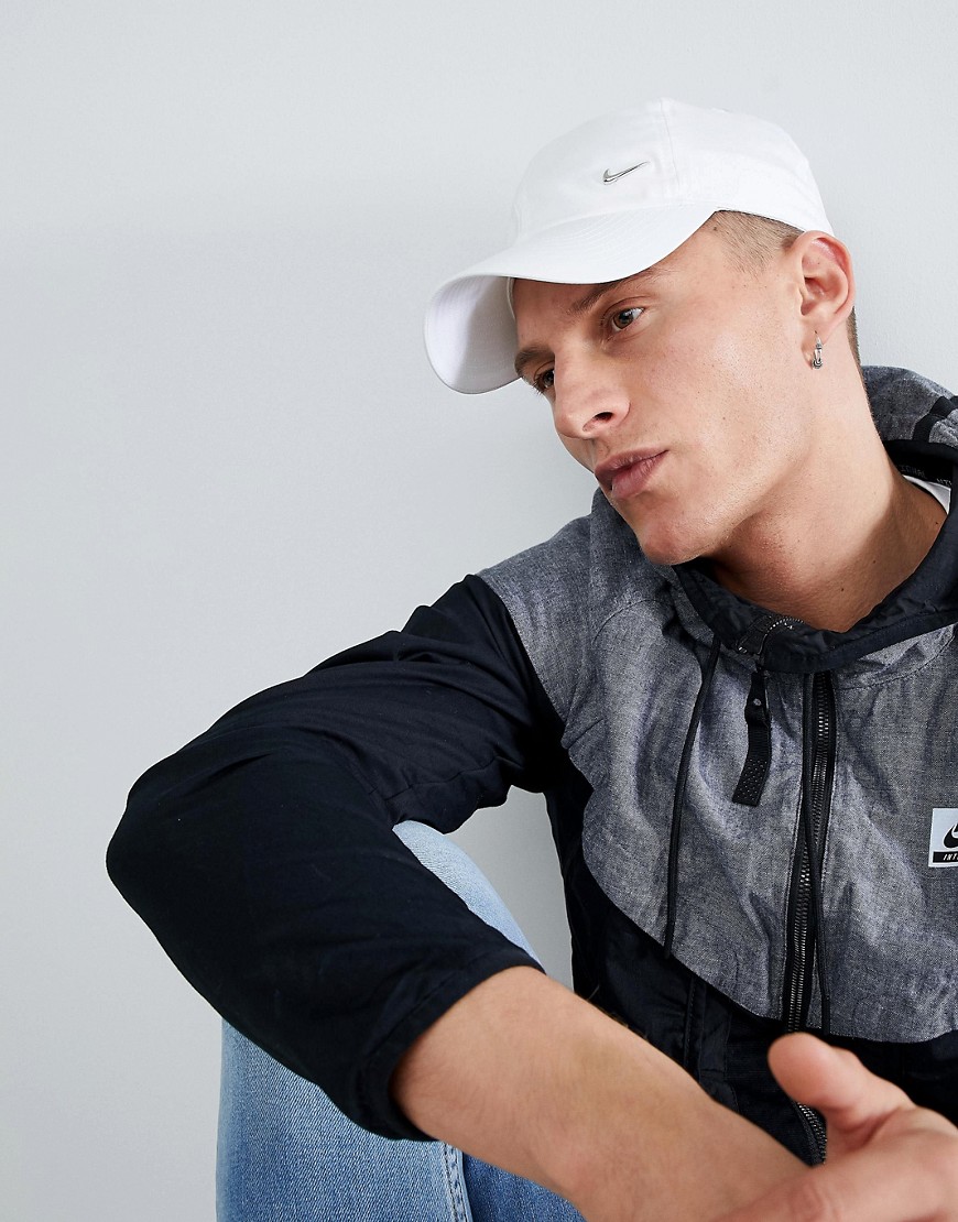 Nike - Cappellino bianco con logo metallizzato