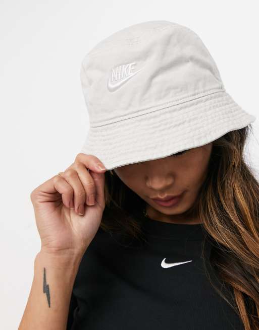 Nike Cappello da pescatore bianco sporco con logo ASOS