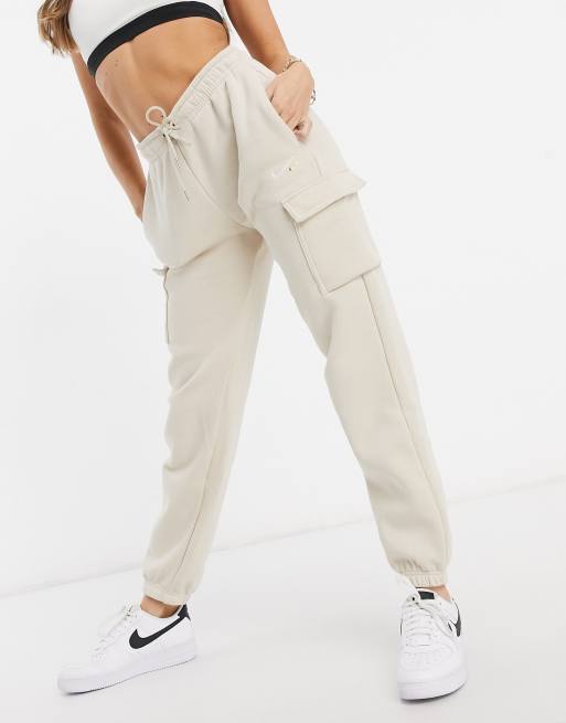 Nike women's cargo outlet joggers