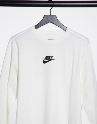 nike t shirt with logo in middle