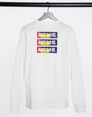 nike t shirt with logo in middle