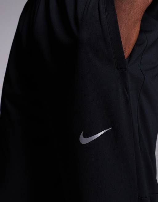 Nike Challenger Dri-FIT sweatpants in black , 4 of 5