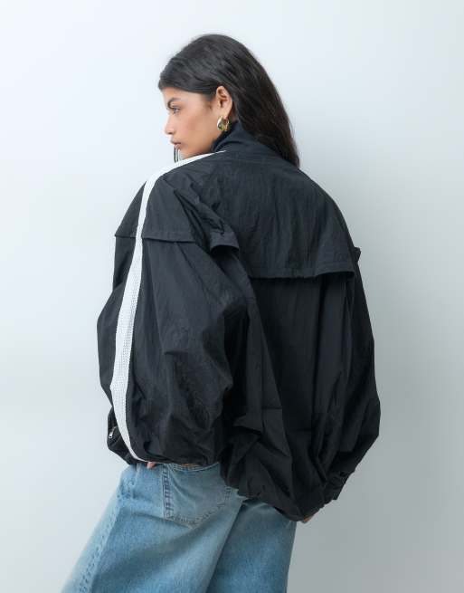 Nike chaqueta deportiva abullonada en negro y blanco, 3 de 4