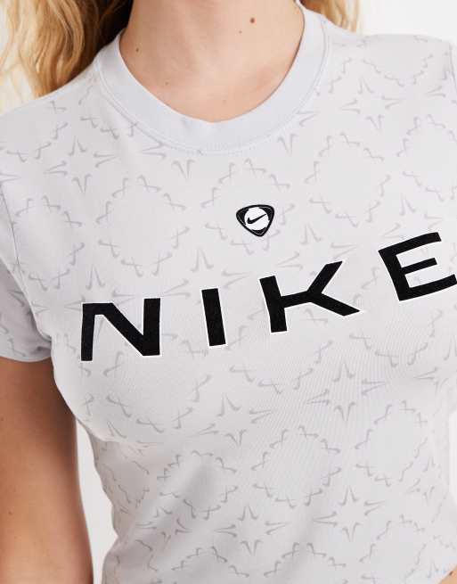 Nike Chill cropped graphic T-shirt in light blue, 4 of 4