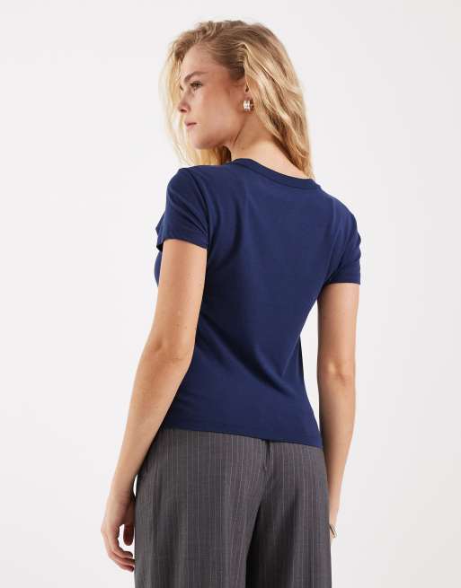 Nike Chill cropped graphic t-shirt in navy, 4 of 4