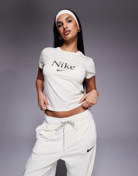 Nike – Chill – Gräddvit och brun t-shirt med logga - view 1