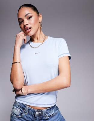 Nike - Chill Gym Life Swoosh - Knapp geschnittenes Cropped-T-Shirt in Hellblau