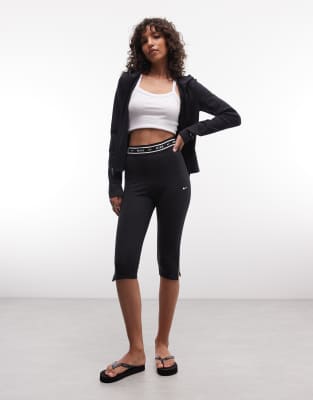 Nike Nike Chill jersey capri's in black