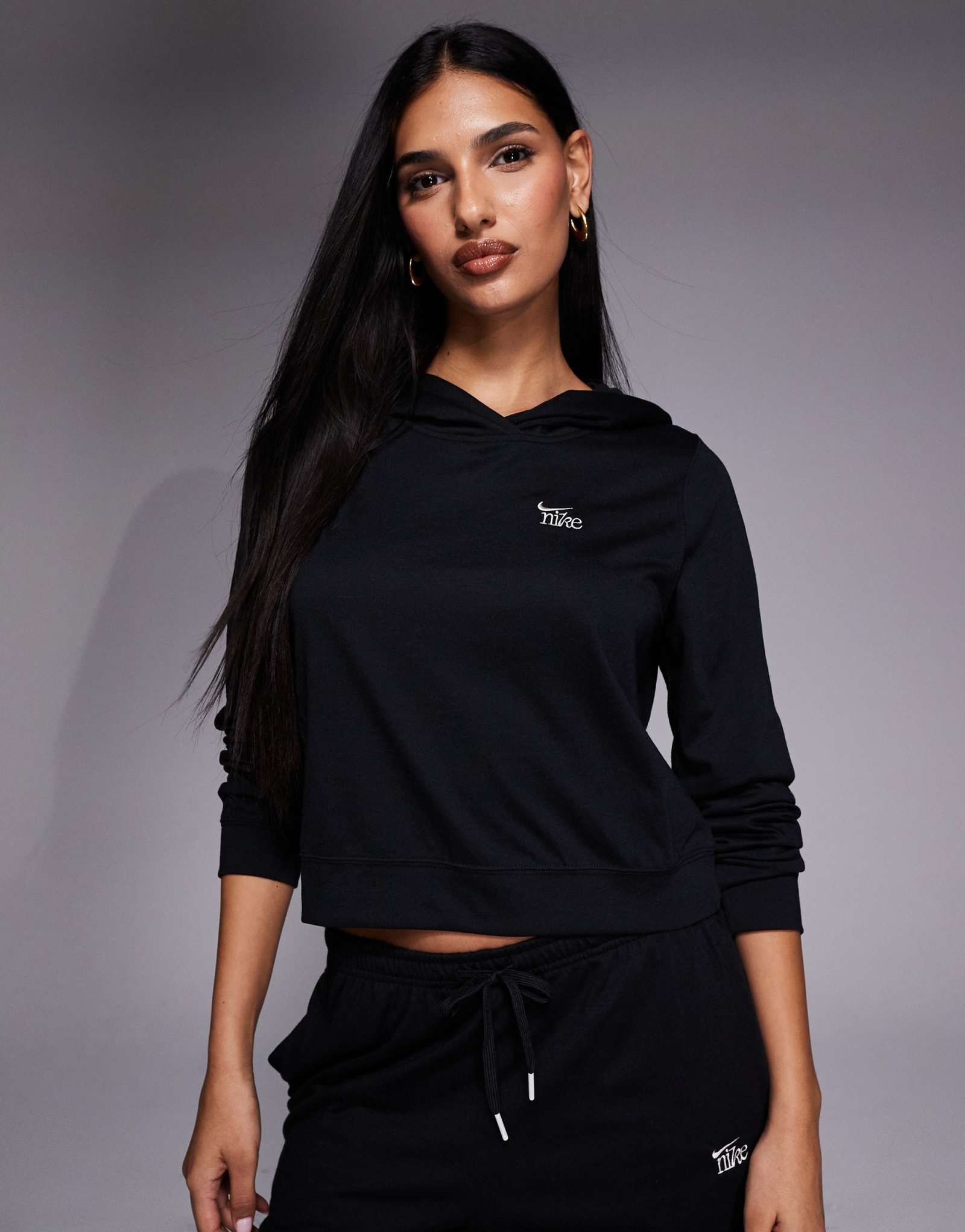 Легкая толстовка с капюшоном Nike Chill черного цвета 