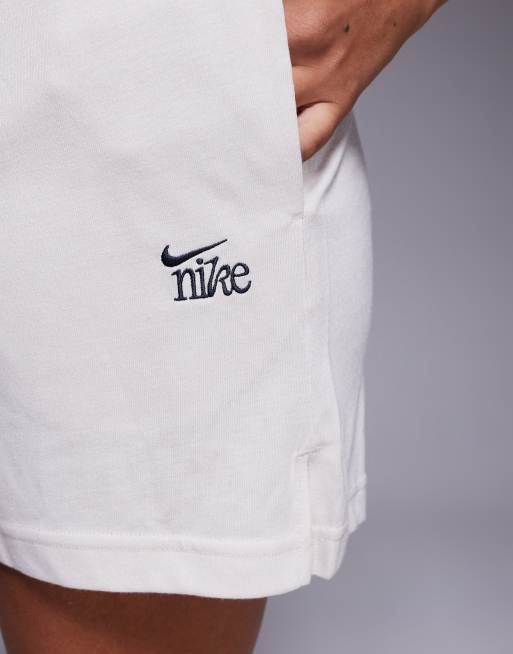 Nike Chill lightweight shorts in beige, 3 of 5
