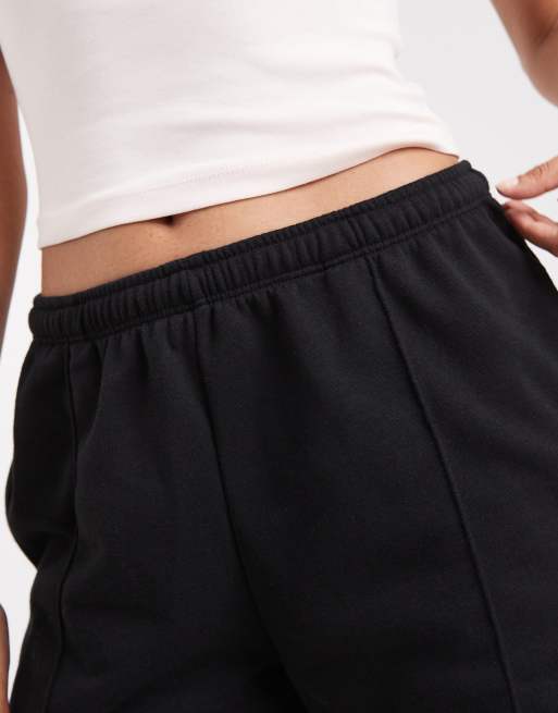 Nike Chill mid rise 4 inch shorts in black, 4 of 5