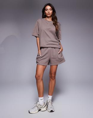Nike - Chill - Short à taille haute - Marron