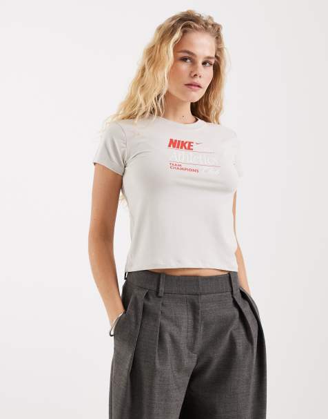 Nike - Chill - T-shirt crop top à imprimé graphique - Beige - view 1