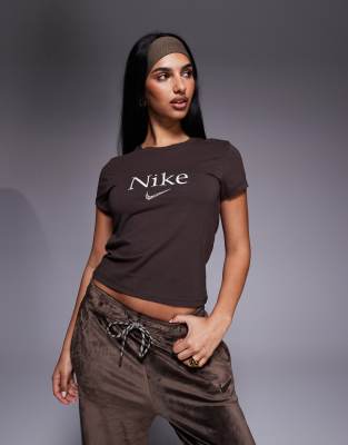 Nike - Chill - T-Shirt in Braun mit Logo-Grafikprint-Brown