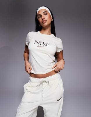 Nike - Chill - T-Shirt in Cremeweiß und Braun mit Logo-Print-Brown