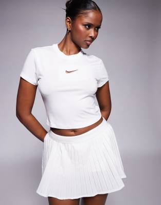 Nike - Chill - T-Shirt in Orange mit kurzem Schnitt-Weiß