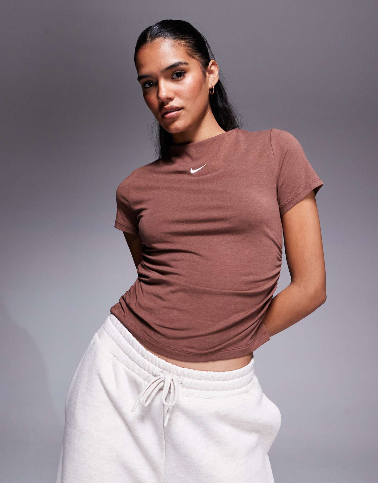 Футболка Nike Chill коричневого цвета с рюшами