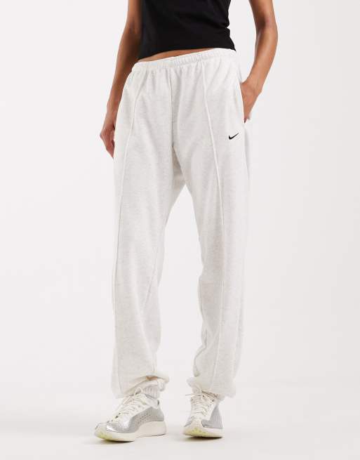 Nike Chill terry sweatpants in gray , 2 of 5