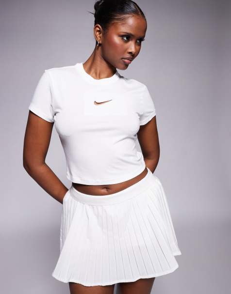 Nike – Chill – Valentines Day – Knapp geschnittenes Cropped-T-Shirt in Weiß - view 1