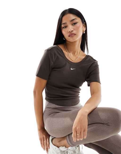 Nike – Ciemnobrązowy delikatnie prążkowany T-shirt z wycięciem w łódkę na plecach