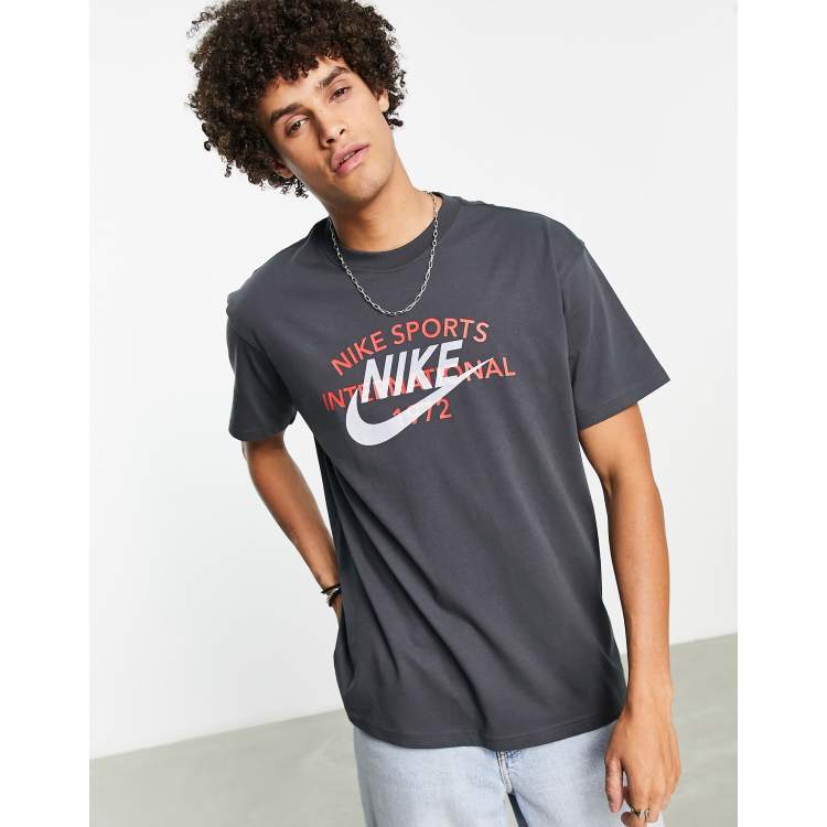 トップス Nike NSW Nike Circa HZ Nike Circa graphic t-shirt in gray | ASOS