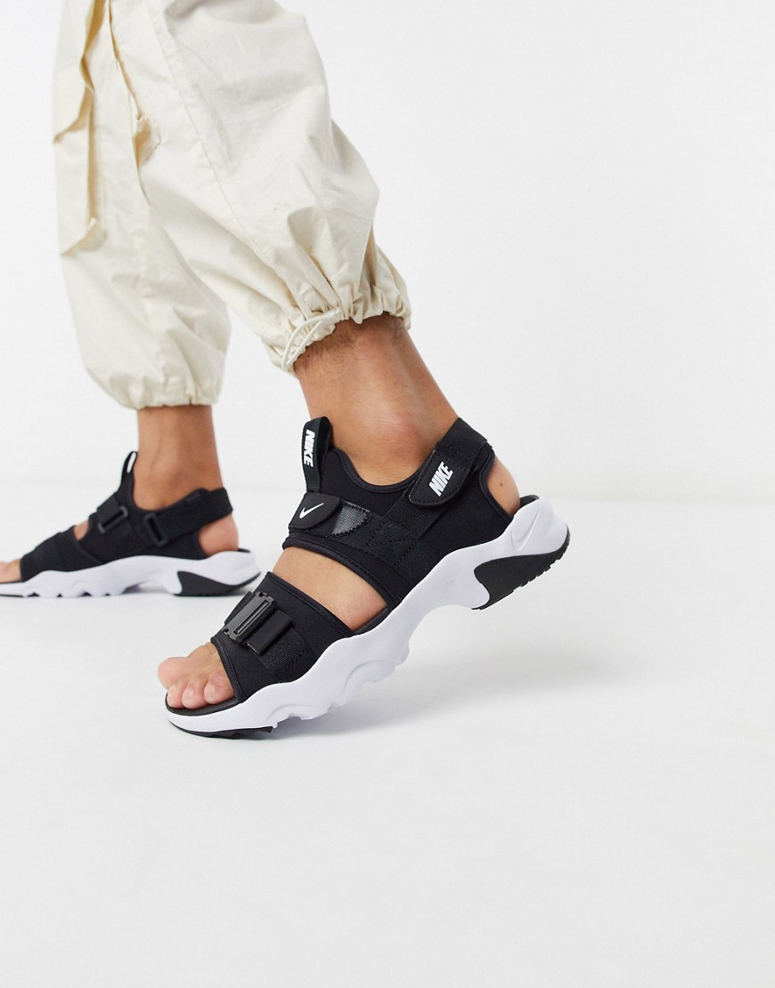 Nike – City – Svarta sandaler