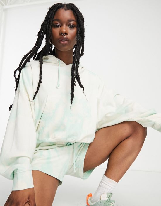 https://images.asos-media.com/products/nike-cloud-dye-jersey-extreme-oversized-washed-hoodie-in-green/202367634-1-green?$n_550w$&wid=550&fit=constrain