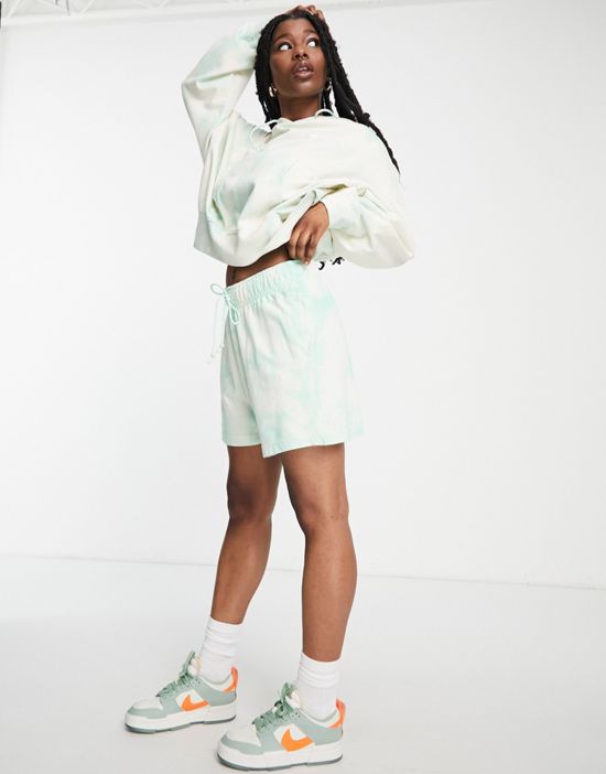 https://images.asos-media.com/products/nike-cloud-dye-jersey-extreme-oversized-washed-hoodie-in-green/202367634-4?$n_550w$&wid=550&fit=constrain