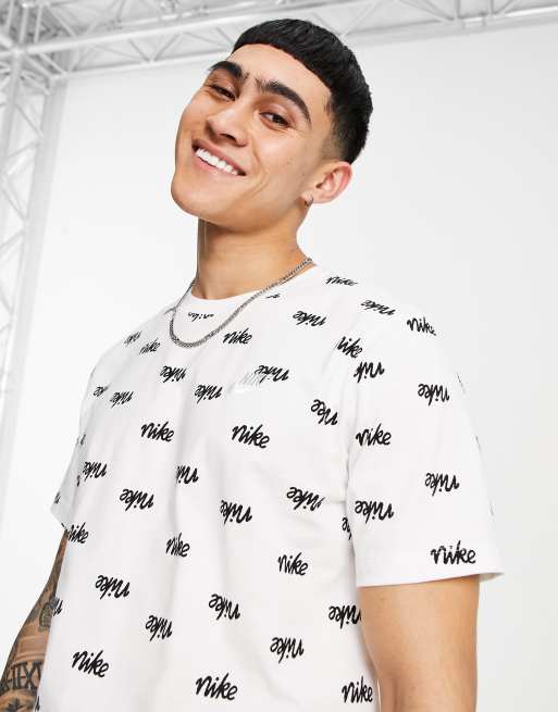 Nike Club – Biały T-shirt z nadrukiem logo na całości