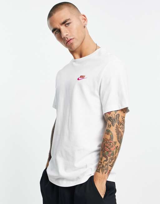 Nike Club – Biały T-shirt z pomarańczowym logo 