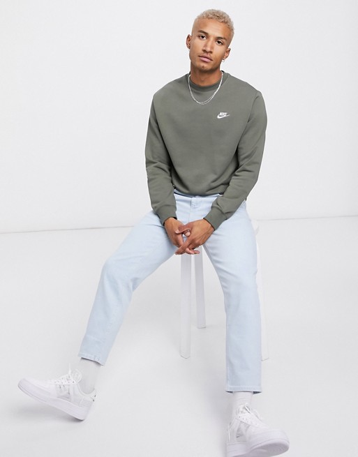 Nike Club – Bluza dresowa z okrągłym dekoltem w kolorze khaki YPDT